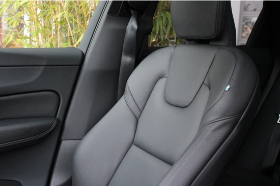 Volvo XC60 2.0 Recharge T6 AWD Plus dark | Trekhaak | Adaptive Cruise met Stuurhulp | Schuifdak | Stuur- en stoelverwarming voor & achter |