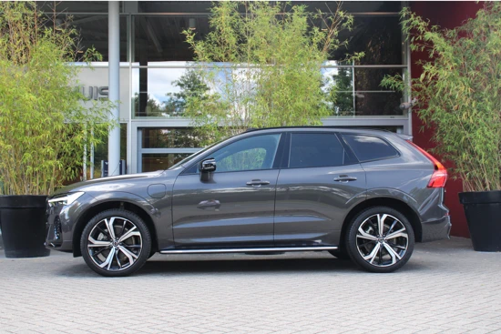 Volvo XC60 Recharge T6 AWD Ultimate Dark Long Range | Trekhaak | Camera | Memory Seats | Schuifdak | Pilot Assist | 21" velgen