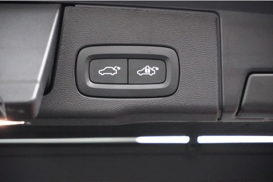 Volvo XC60 Recharge T6 AWD Plus Dark | Lightning pack | Getint glas | Parkeerverwarming | Trekhaak | 20" wielen |