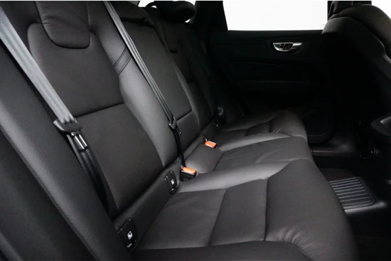Volvo XC60 Recharge T6 AWD Plus Dark | Lightning pack | Getint glas | Parkeerverwarming | Trekhaak | 20" wielen |