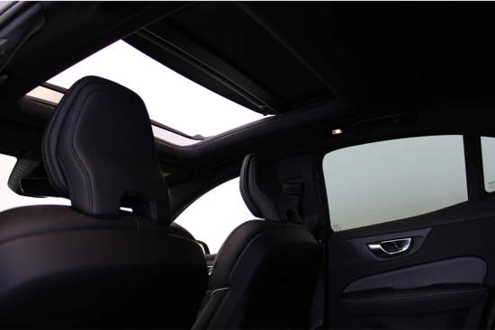 Volvo S60 B4 200PK Plus Dark HEICO | Black Pack | Panoramadak | 20'' | Trekhaak | Standverw | Adapt LED