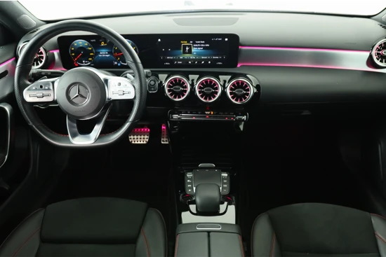 Mercedes-Benz A-Klasse 180 Business Solution AMG | Sfeerverlichting | Wide Screen | LED | Sportstoel | Camera | Stoelverwarming | Clima | Navi | 18'' L