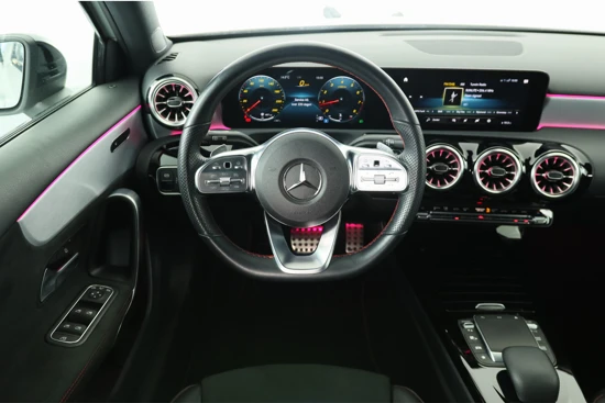 Mercedes-Benz A-Klasse 180 Business Solution AMG | Ambient Lighting | Wide Screen | LED | Sportstoel | Camera | Stoelverwarming | Clima | Navi | 18'' L