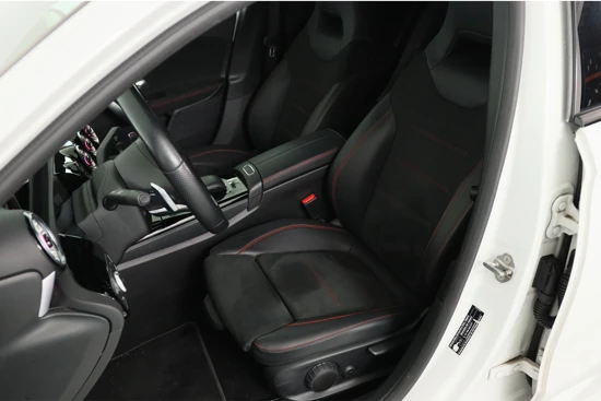 Mercedes-Benz A-Klasse 180 Business Solution AMG | Sfeerverlichting | Wide Screen | LED | Sportstoel | Camera | Stoelverwarming | Clima | Navi | 18'' L
