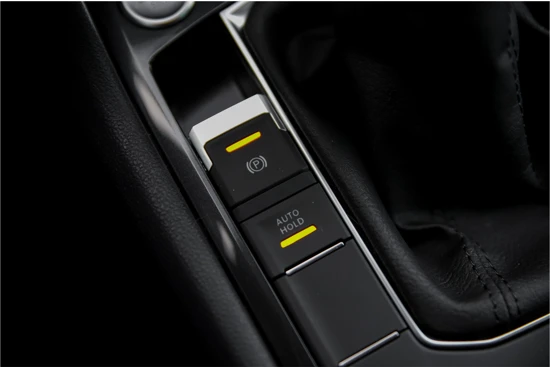 Volkswagen Tiguan 1.5 TSI Aut 150 Pk Life Business | Winterpakket | 19" LM | Navigatie | Carplay | All-Seasonbanden |