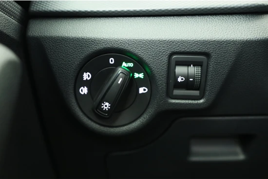 Škoda Scala 1.5 TSI Sport Business Automaat | Stoelverwarming | Airco | Navi By App | LED | Parkeersensoren | Lichtmetalen Velgen | Cruise