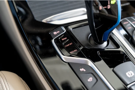 BMW iX3 High Executive 80 kWh | Panorama dak | El. Trekhaak | Adapt. LED | Shadow Line | Harman & Kardon |