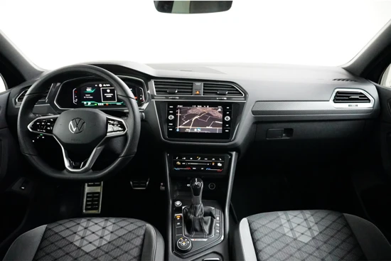 Volkswagen Tiguan 2.0 TSI DSG-7 190PK 4Motion R-Line | PANORAMADAK | TREKHAAK | BLACK STYLE | 20 INCH