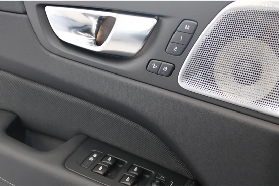 Volvo XC60 T6 350PK AWD Ultimate Dark | HEICO | Full Options! | B&W Audio | Luchtv | Gelam Glas