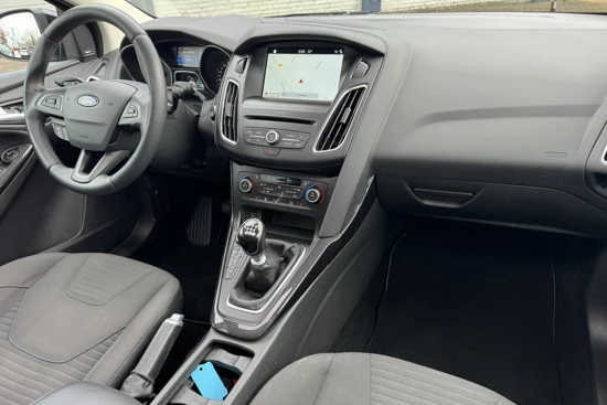 Ford Focus 1.0EB 125PK TITANIUM | VOL! | SCHUIF KANTEL DAK | XENON | STOELVERWARMING | TREKHAAK | BLIS | APPLE CARPLAY | CLIMATE CONTROL |