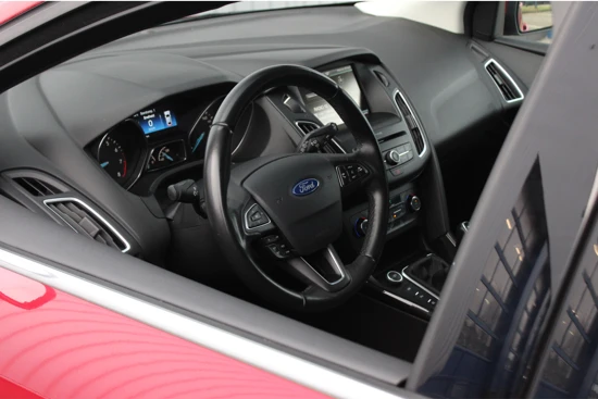 Ford Focus 1.0 125pk Titanium | Navigatie | Parkeersensoren V+A | Voorruitverwarming | Cruise Control | Achteru