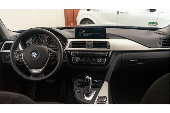 BMW 3-Serie EXECUTIVE 318i 136pk AUTOMAAT l NAVIGATIE l ALS NIEUW