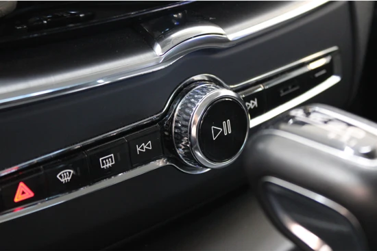 Volvo XC60 T5 250PK Momentum | Trekhaak | Standkachel | Pilot Assist | Achterbank verwarming