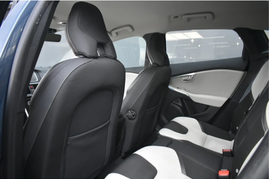 Volvo V40 Cross Country 2.0 T3 Nordic+ | Navigatie | Stoelverwarming | Trekhaak | Full-LED | 18"LMV | Climate Control | !!