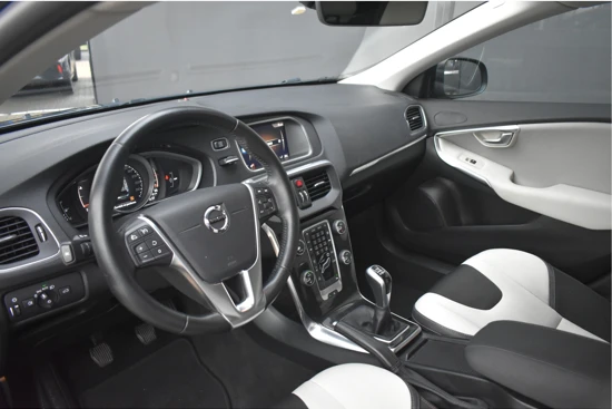 Volvo V40 Cross Country 2.0 T3 Nordic+ | Navigatie | Stoelverwarming | Trekhaak | Full-LED | 18"LMV | Climate Control | !!