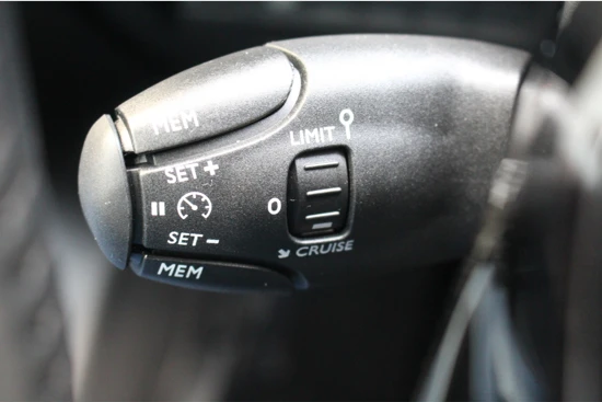 Peugeot 208 1.2 75PK STYLE | Navi | Camera | 16" LMV | AppleCarPlay | Airco | Privacy Glas |