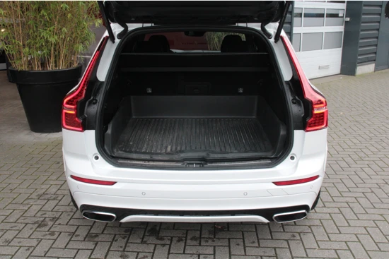 Volvo XC60 Recharge T6 AWD R-Design | Luchtvering | Schuifdak | 360 Camera | Adaptive Cruise | BLIS | 22" Velgen