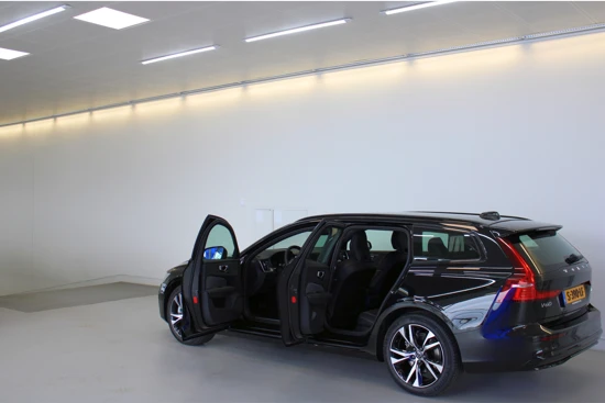 Volvo V60 B4 200PK Plus Dark | BLIS | Sportstoelen | Camera | Pilot Assist | Memory stoelen | Achterb verwarming