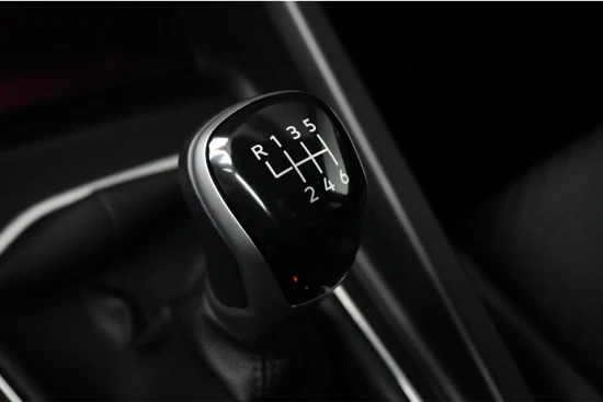 Volkswagen Golf 1.5 eTSI 150 pk | Stand kachel | A-uitrijcamera | Head-Up Display | Navigatie | Stoel- Stuurverwarming |