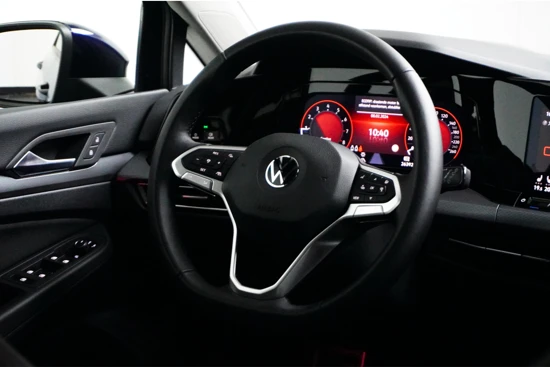 Volkswagen Golf 1.5 eTSI 150 pk | Stand kachel | A-uitrijcamera | Head-Up Display | Navigatie | Stoel- Stuurverwarming |