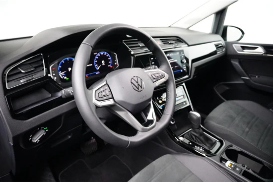 Volkswagen Touran 1.5 TSI 150PK DSG-7 Highline 7P | NAVI BY APP | STOELVERW. | AUTO. A. KLEP