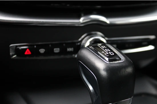 Volvo XC60 T5 AWD Momentum | Adaptive Cruise | Pilot-Assist | Stuur-Stoelverwarming | Camera | Keyless | Parkeerhulp | 18-Inch | All-Season