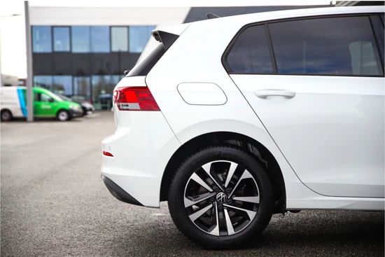 Volkswagen Golf 1.0TSI Life Business | Winterpakket | Carplay | Navigatie | Donker getint glas |