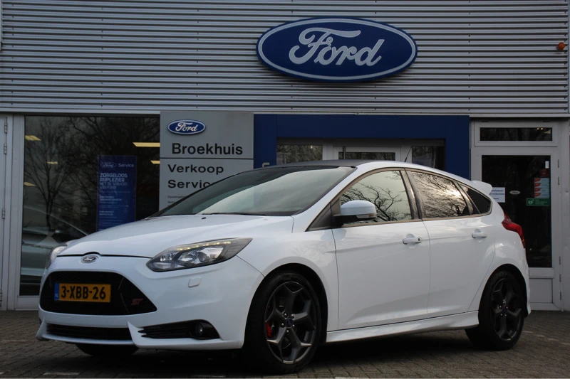 Ford Focus 2.0EB ST-3 250PK | NL-AUTO! | LEDER | ELEKT. STOELEN | NAVI | CAMERA | CLIMA | VOORRUITVERWARMING | STOELVERWARMING | CRUISE | X