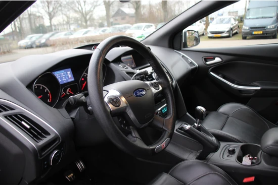 Ford Focus 2.0EB ST-3 250PK | NL-AUTO! | LEDER | ELEKT. STOELEN | NAVI | CAMERA | CLIMA | VOORRUITVERWARMING | STOELVERWARMING | CRUISE | X