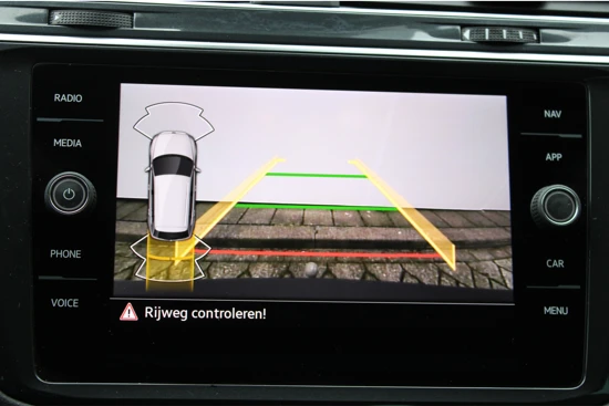 Volkswagen Tiguan 1.5 TSI Life Business | Camera | Wegklapbare Trekhaak | Stoel & Stuurverwarming | 18"Lmv | Dodehoek Detector
