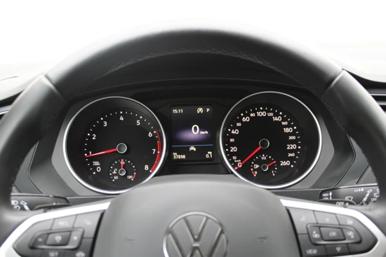 Volkswagen Tiguan 1.5 TSI Life Business | Camera | Wegklapbare Trekhaak | Stoel & Stuurverwarming | 18"Lmv | Dodehoek Detector