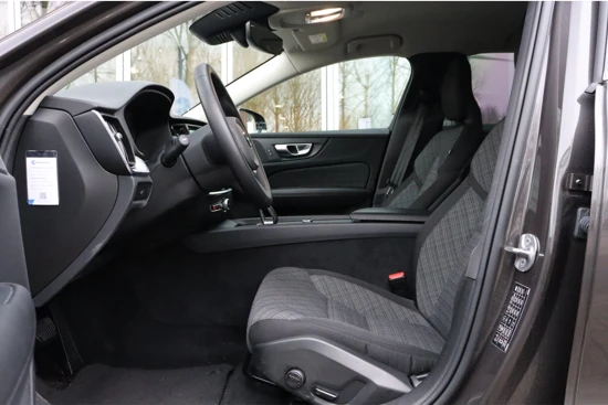 Volvo V60 Volvo V60 B4 Core | Adaptieve Cruise Control | Stoelverwarming voor+achter | Stuurwielverwarming | 19 Inch | Pilot Assist | BLIS