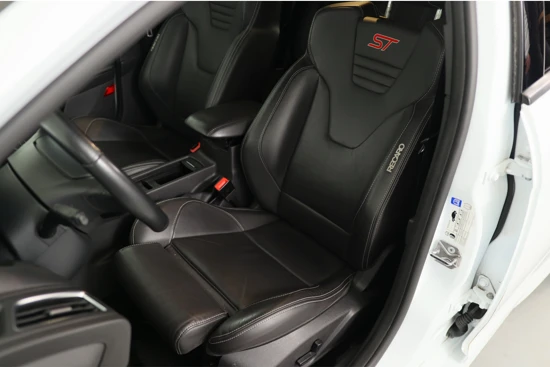 Ford Focus 2.0 ST-3 Performance Pack | Xenon | Sony Audio | Recaro Sportstoelen | Open Dak | Winter Pack | Clima | Navi | Camera | Keyless