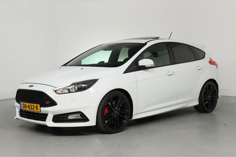 Ford Focus 2.0 ST-3 Performance Pack | Xenon | Sony Audio | Recaro Sportstoelen | Open Dak | Winter Pack | Clima | Navi | Camera | Keyless