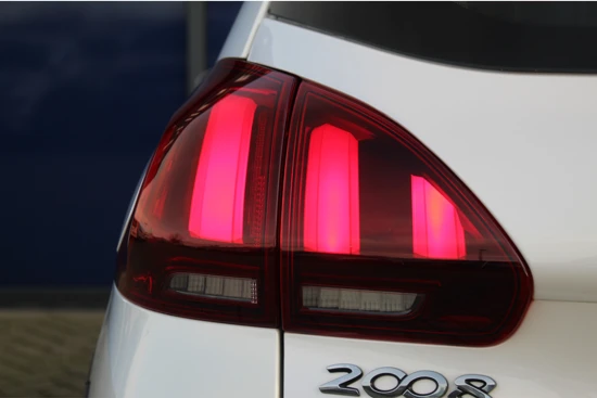 Peugeot 2008 1.2 82PK Allure | Airco | Cruise | 17" Lichtmetaal | DAB | Apple/Android Carplay | Leder/Stof