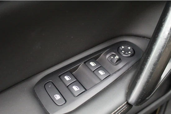 Peugeot 308 SW SW 1.2 130PK Allure | Panorama Dak | Navigatie | Camera | Volleder bekleding | Stoelverwarming | 17"