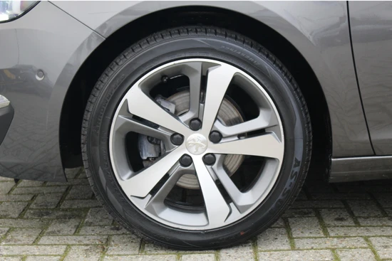 Peugeot 308 SW SW 1.2 130PK Allure | Panorama Dak | Navigatie | Camera | Volleder bekleding | Stoelverwarming | 17"