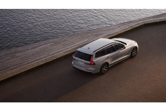 Volvo V60 B3 Essential Edition | VOORRAAD! | Camera | Keyless start | 17''