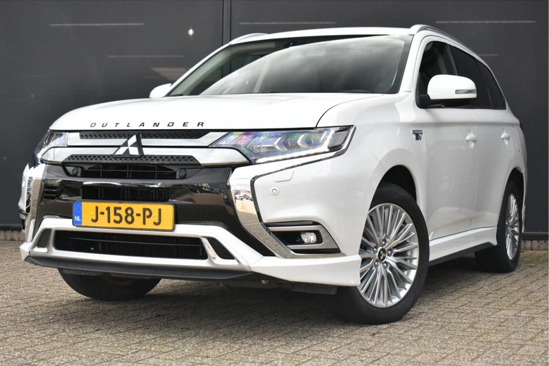 Mitsubishi Outlander 2.4 PHEV Intense S | Trekhaak | Half-leder | Allseason | 4WD | Achteruitrijcamera | Stoelverwarming | Navigatie | Climate Contro