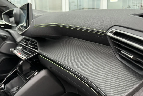 Peugeot e-2008 EV GT 50 kWh | Schuif/Kantel dak | Camera | Sensoren V/A | ACC | Stoelverwarming | Keyless | Navi | Carplay