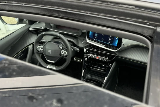 Peugeot e-2008 EV GT 50 kWh | Schuif/Kantel dak | Camera | Sensoren V/A | ACC | Keyless | Stoelverwarming | Navi | Carplay