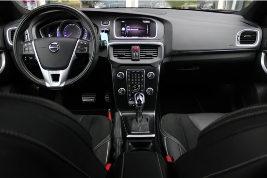 Volvo V40 T3 Polar+ Sport (R-Design) | Harman/Kardon | Panoramadak | Navigatie | Camera | Parkeerassistentie | Stoelverwarming | DAB