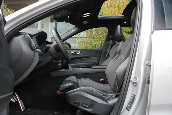 Volvo XC60 Recharge T6 AWD R-Design | Trekhaak | Schuifdak | Harman/Kardon audio | Standkachel | Memory Seats | Stuur- en stoelverwarming