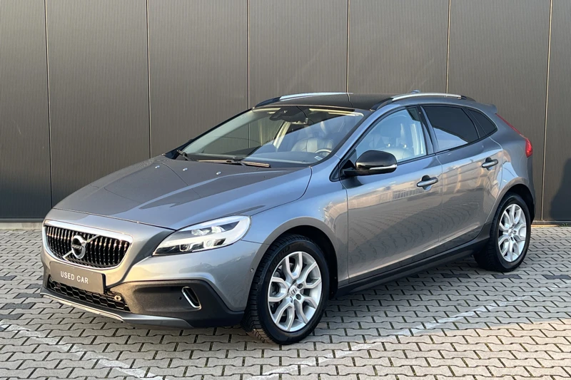 Volvo V40 Cross Country T3 Polar+ Luxury | Trekhaak | Verwarmde Voorruit | Leder | Panoramadak | Harman/Kardon DAB