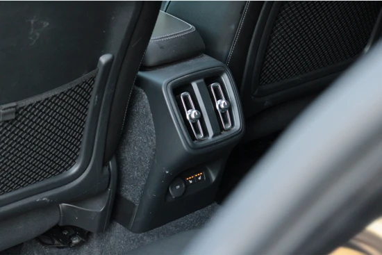 Volvo XC40 2.0 T4 AWD Inscription | Trekhaak | Schuif-/kanteldak | BLIS | Harman/Kardon audio | Adaptieve Cruise met Stuurhulp | Stuur- en