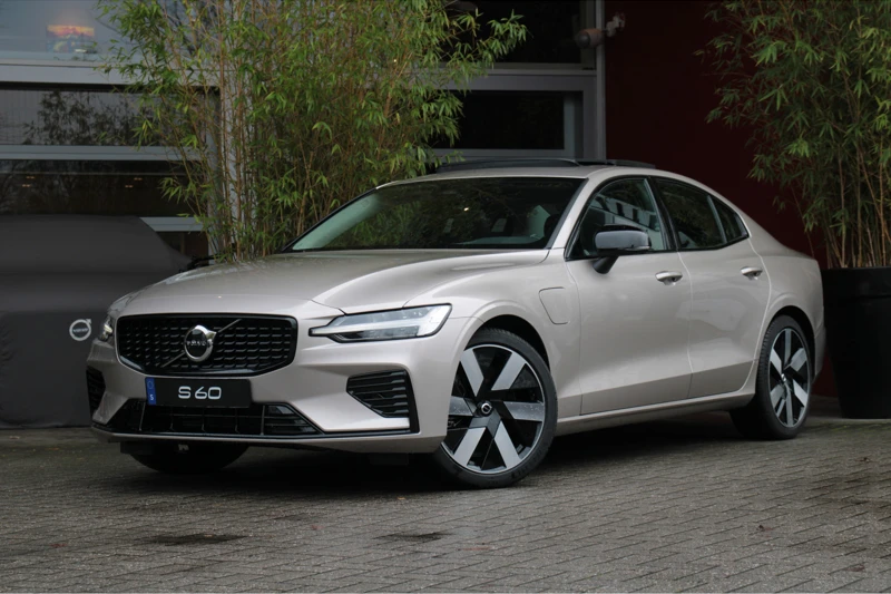 Volvo S60 2.0 Recharge T6 AWD Plus Dark | Schuifdak | Harman/Kardon audio | Geheugen stoelen | Adaptieve Cruise met Stuurhulp | Stuur- en