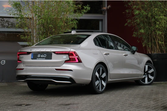 Volvo S60 2.0 Recharge T6 AWD Plus Dark | Schuifdak | Harman/Kardon audio | Geheugen stoelen | Adaptieve Cruise met Stuurhulp | Stuur- en