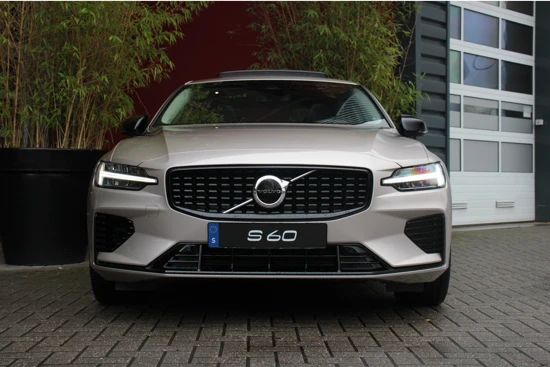 Volvo S60 2.0 Recharge T6 AWD Plus Dark | Schuifdak | Harman/Kardon audio | Geheugen stoelen | Adaptieve Cruise met Stuurhulp | Stuur- en