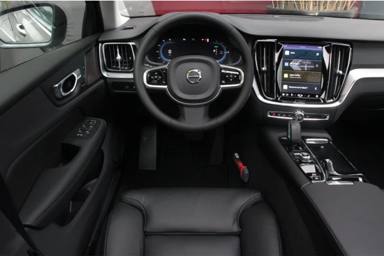 Volvo S60 2.0 Recharge T6 AWD Plus Dark | Schuifdak | Harman/Kardon audio | Geheugen stoelen | Adaptieve Cruise met Stuurhulp | Stuur- en