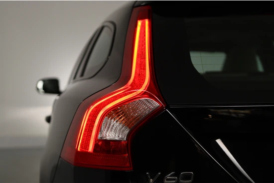 Volvo V60 1.5 T3 Polar+ Dynamic | Schuifkanteldak | Navigatie | Cruise control | Trekhaak | Stoelverwarming | Dealer onderhouden!